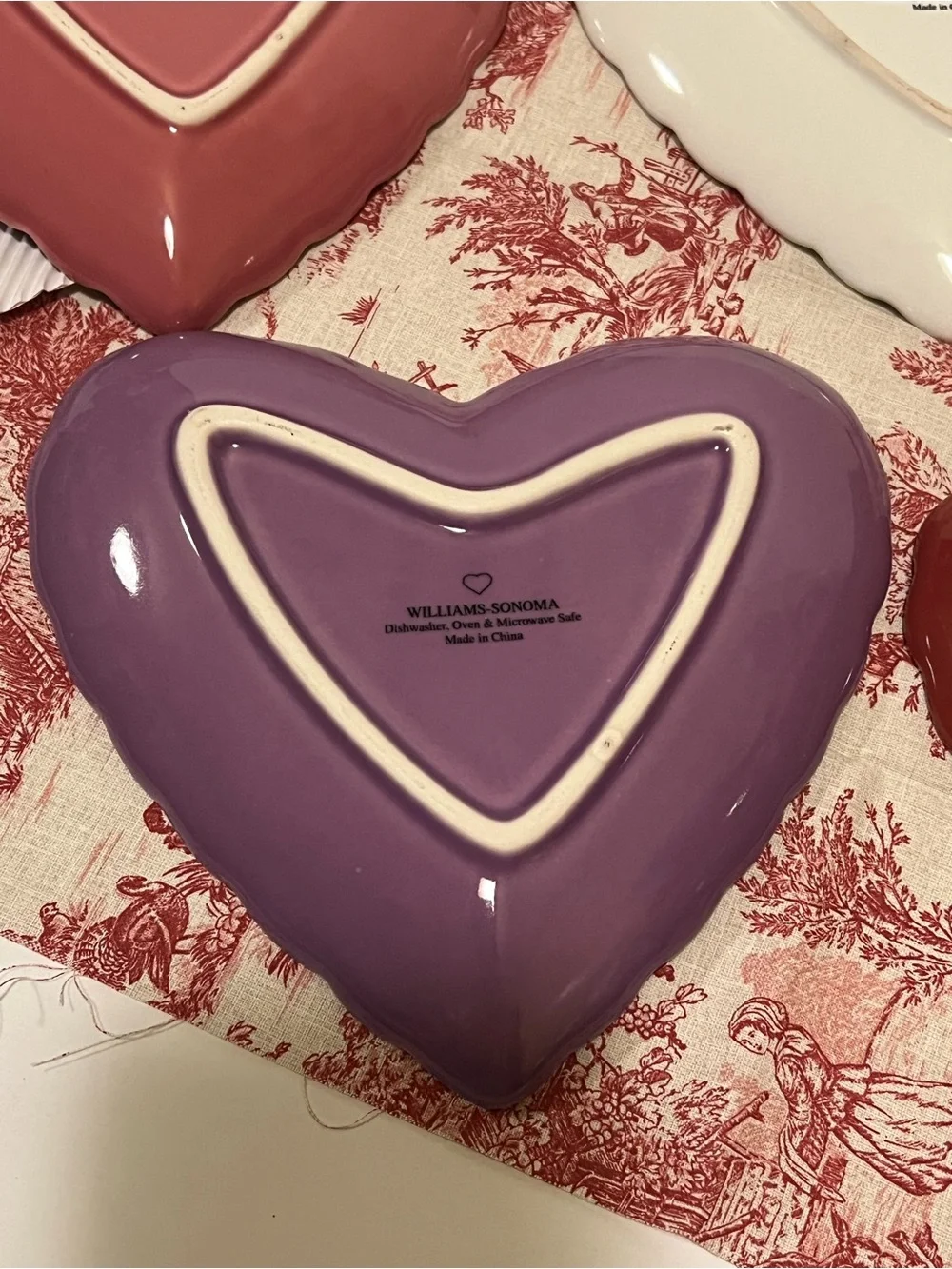 NWT WILLIAMS-SONOMA SCALLOPED HEART PLATES.